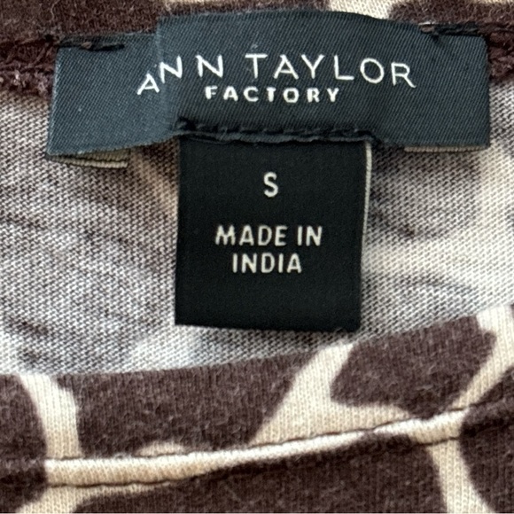 ANN TAYLOR Factory top, brown animal print, flutter sleeves. Waist seam, gathers - Picture 7 of 7